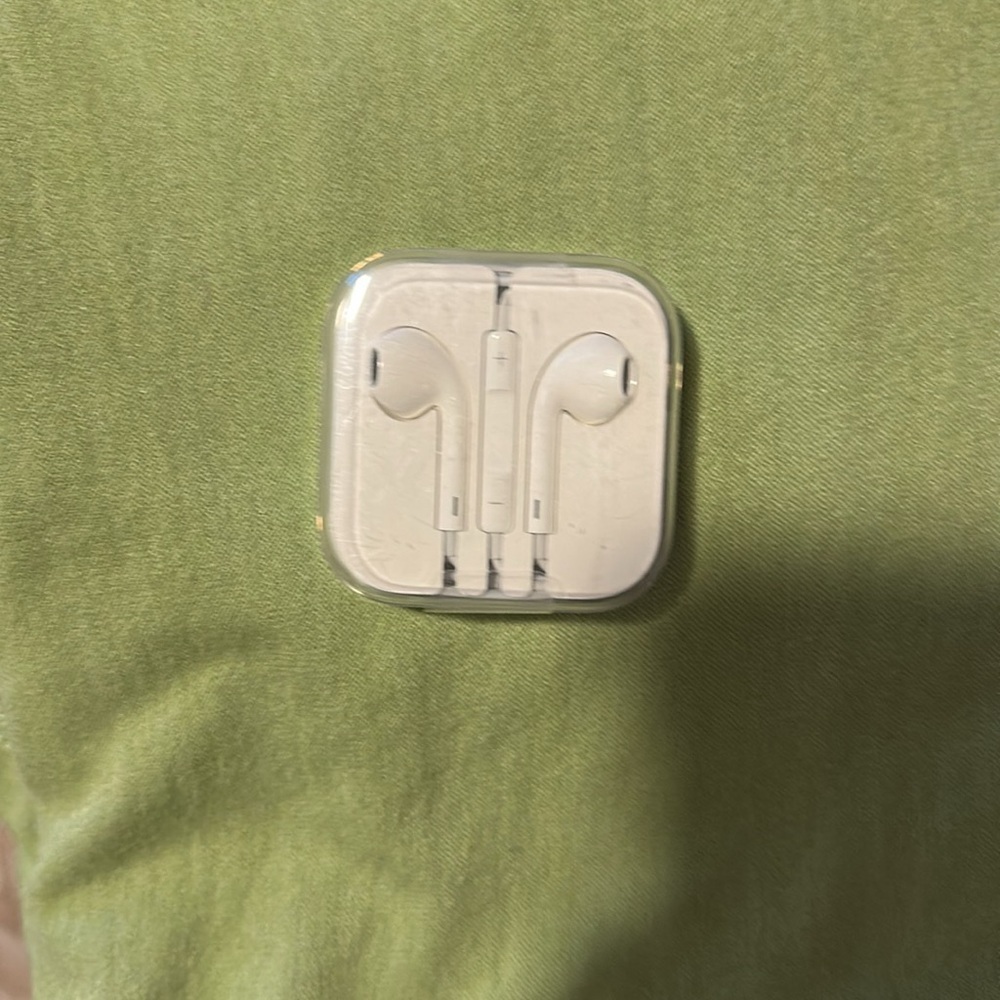 New Genuine Apple Wired Earphones. Lightening Connector and Built in Microphone